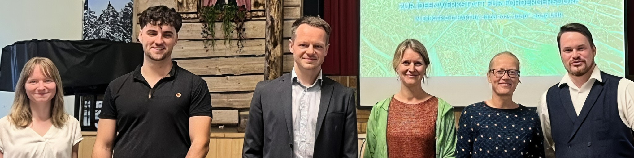 KI generiert: Das Bild zeigt zwei Gruppen von Personen, die jeweils vor unterschiedlichen Hintergründen posieren. Die linke Gruppe steht vor einer rustikalen Holzwand, während die rechte Gruppe vor einer Leinwand mit einer Präsentation steht.