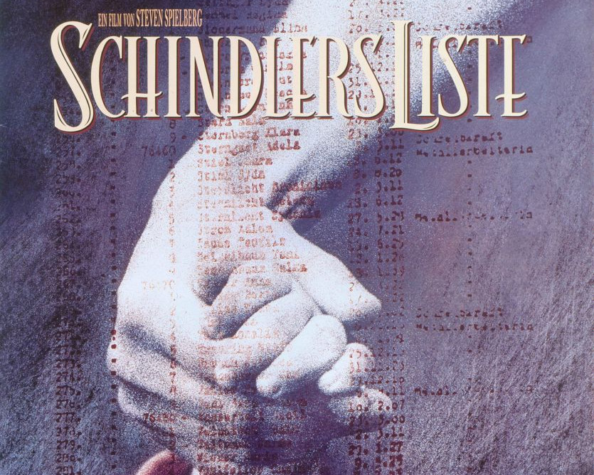 KI generiert: Das Bild zeigt den Titel des Films "Schindlers Liste" von Steven Spielberg, wobei der Titel in einer markanten Schriftart über einem Hintergrund mit einer Liste von Namen dargestellt ist. Der Hauptinhalt des Bildes ist der Filmtitel, der auf die Thematik des Films hinweist.