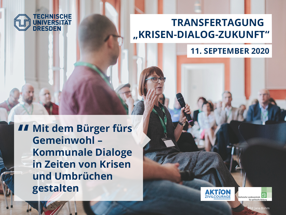 KI generiert: Das Bild zeigt eine Veranstaltung der Technischen Universität Dresden mit dem Titel "Transfertagung 'Krisen-Dialog-Zukunft'" am 11. September 2020. Im Vordergrund ist eine Frau zu sehen, die ein Mikrofon hält und spricht, während im Hintergrund weitere Teilnehmer der Veranstaltung sitzen und zuhören.