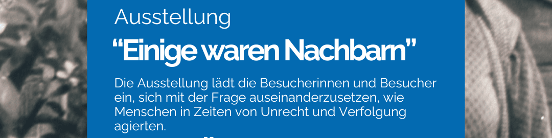 KI generiert: Das Bild zeigt eine Ausstellung mit dem Titel "Einige waren Nachbarn", die sich damit beschäftigt, wie Menschen in Zeiten von Unrecht und Verfolgung handeln. Im Vordergrund sind ein blaues Schild mit dem Ausstellungstitel und ein schwarzes Kleidungsstück zu sehen.