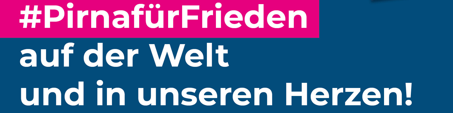 KI generiert: Das Bild zeigt einen Ausschnitt eines Plakats mit dem Hashtag "#PirnafürFrieden" und dem Slogan "auf der Welt und in unseren Herzen!". Der Hauptinhalt des Bildes ist eine Friedensbotschaft, die sowohl global als auch persönlich verstanden werden soll.