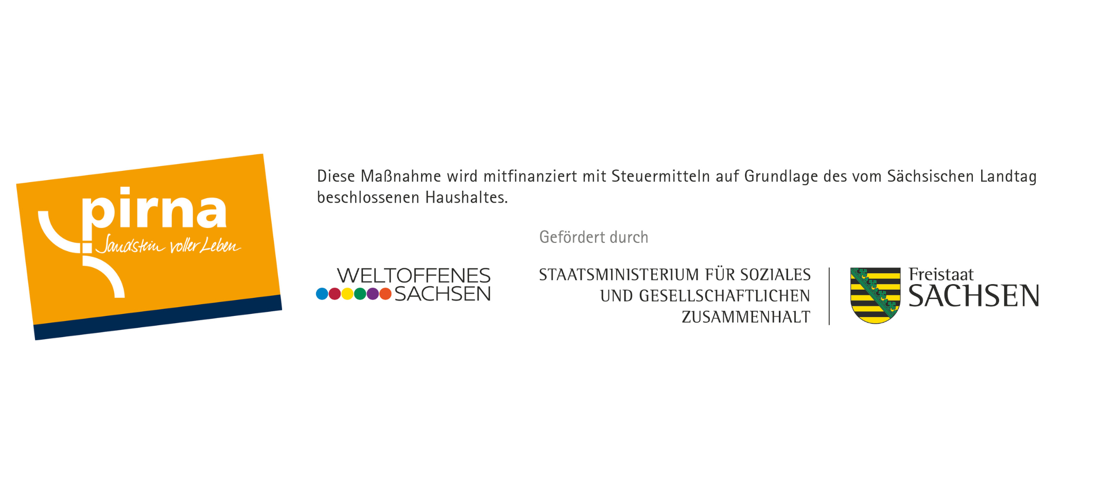 KI generiert: Das Bild zeigt eine Informationstafel, die darauf hinweist, dass eine Maßnahme mit Steuermitteln des Sächsischen Landtags finanziert wird, und enthält die Logos von Pirna, Weltoffenes Sachsen, sowie dem Sächsischen Staatsministerium für Soziales und gesellschaftlichen Zusammenhalt.