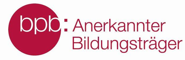 KI generiert: Das Bild zeigt das Logo von "bpb: Anerkannter Bildungsträger". Der Hauptinhalt ist die Kennzeichnung eines anerkannten Bildungsträgers, wobei "bpb" in einem roten Kreis steht und der Text daneben in roter Schrift geschrieben ist.