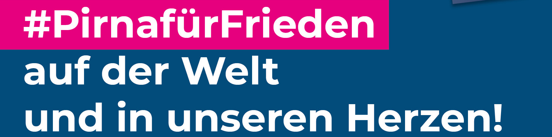 KI generiert: Das Bild zeigt einen Ausschnitt eines Plakats mit dem Hashtag "#PirnafürFrieden" und dem Text "auf der Welt und in unseren Herzen!". Der Hauptinhalt des Bildes ist eine Friedensbotschaft, die sowohl global als auch persönlich gerichtet ist.