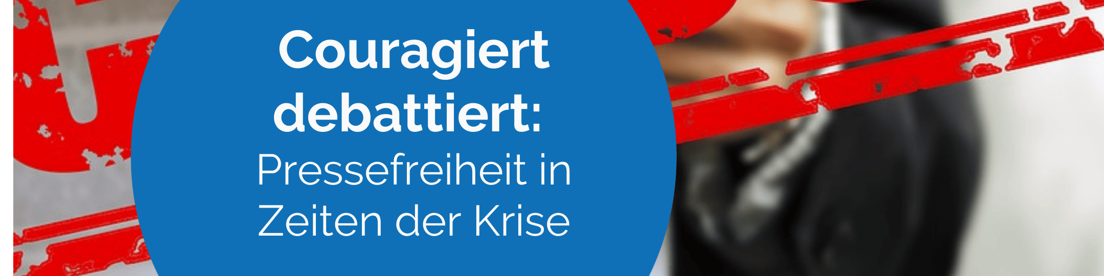KI generiert: Das Bild zeigt einen Mann in einem Anzug, der vor einem Hintergrund mit roten und weißen Streifen steht. Im Vordergrund befindet sich ein blauer Kreis mit weißer Schrift, die den Text "Couragiert debattiert: Pressefreiheit in Zeiten der Krise" enthält. Der Hauptinhalt des Bildes ist die Betonung der Bedeutung von mutigen Debatten über Pressefreiheit in Krisenzeiten.