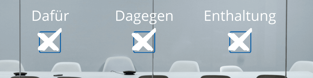 KI generiert: Das Bild zeigt einen leeren Besprechungsraum mit mehreren Stühlen und einem Tisch. An der Glaswand im Hintergrund sind die Wörter "Dafür", "Dagegen" und "Enthaltung" mit jeweils einem leeren Kästchen daneben zu sehen.