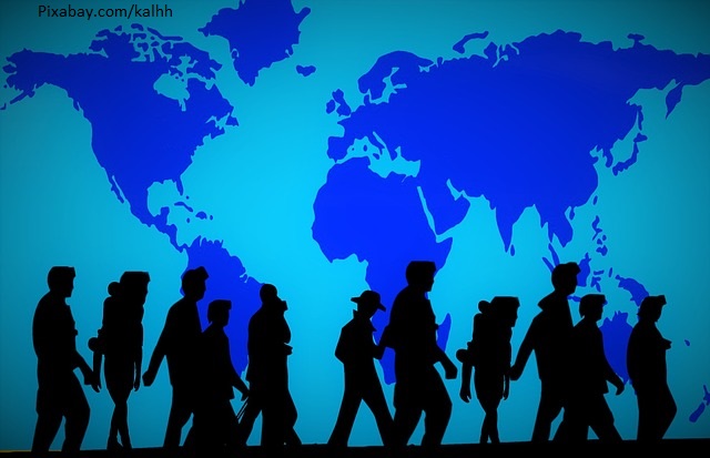 KI generiert: Das Bild zeigt eine Gruppe von Menschen als Silhouetten, die vor einer Weltkarte wandern. Der Hauptinhalt des Bildes ist die Darstellung von Reisen oder Migration auf globaler Ebene.