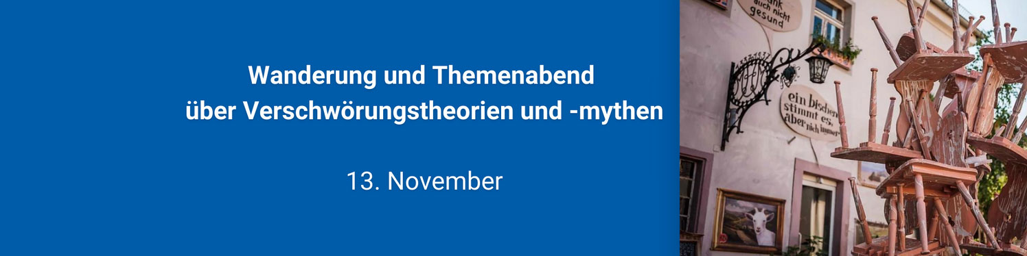 KI generiert: Das Bild zeigt eine Ankündigung für eine Wanderung und einen Themenabend über Verschworungstheorien und -mythen am 13. November. Im Hintergrund ist eine Hauswand mit einer Ansammlung von Holzstühlen und einem Gemälde zu sehen.