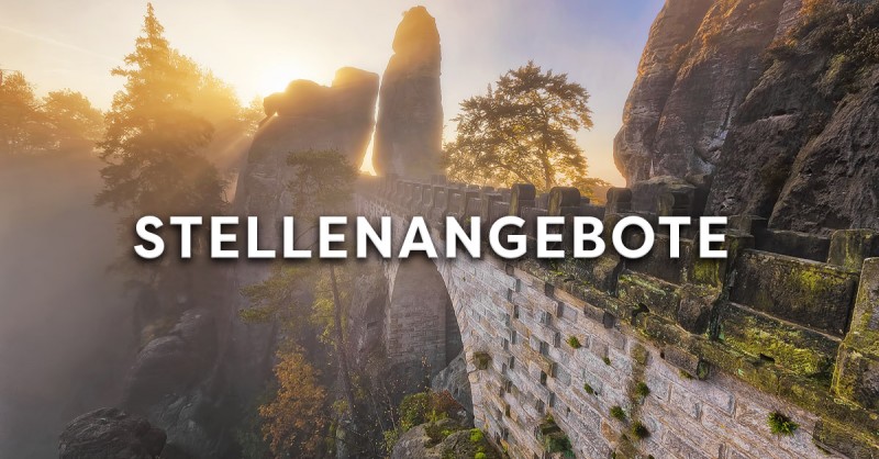 KI generiert: Das Bild zeigt eine malerische Landschaft mit einem historischen Steinbogenweg, der sich zwischen hohen Felsformationen und Bäumen erstreckt, während die Sonne durch den Morgennebel scheint. Der Hauptinhalt des Bildes sind die beeindruckenden Felsformationen und der alte Steinbogenweg in der Natur.