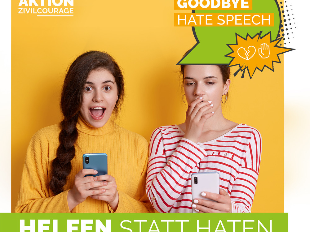 KI generiert: Das Bild zeigt zwei junge Frauen, die auf ihre Smartphones schauen, vor einem gelben Hintergrund. Es wirbt für die Kampagne "Aktion Zivilcourage" gegen Hassrede im Internet mit dem Slogan "Goodbye Hate Speech" und "Helfen statt Haten".