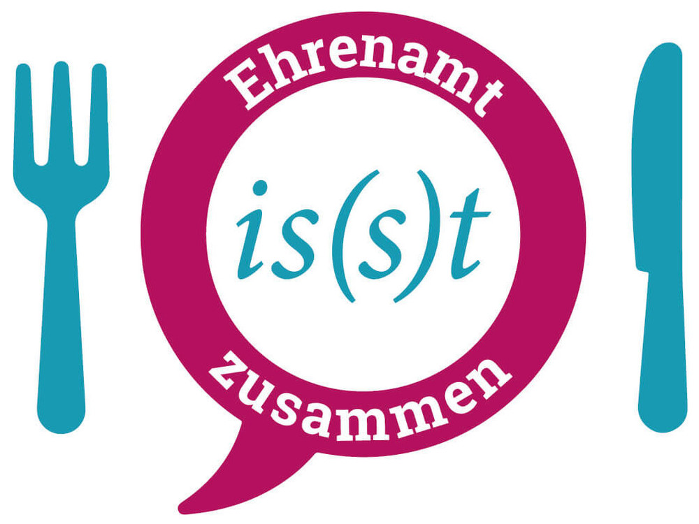 KI generiert: Das Bild zeigt eine Gruppe von Menschen, die in einem hellen Raum mit großen Fenstern an langen Tischen sitzen und sich unterhalten. Der Hauptinhalt des Bildes ist eine Versammlung oder ein Treffen, möglicherweise eine Konferenz oder ein Workshop.