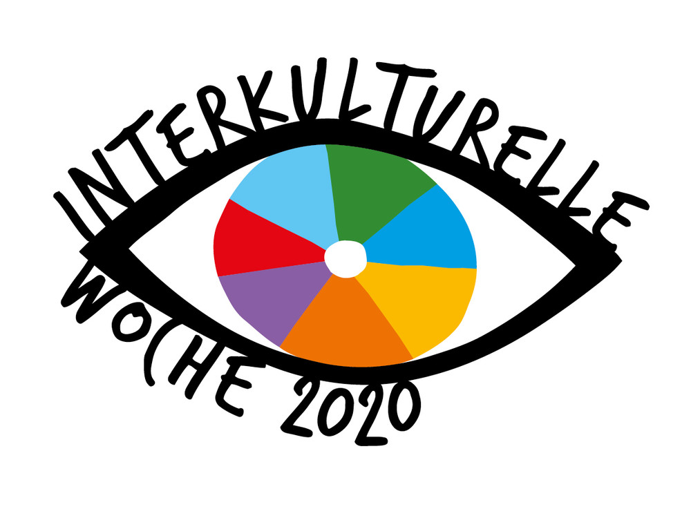 KI generiert: Das Bild zeigt ein Logo mit einem stilisierten Auge, das eine farbenfrohe Iris in verschiedenen Segmenten hat. Um das Auge herum steht der Text "INTERKULTURELLE WOCHE 2020".