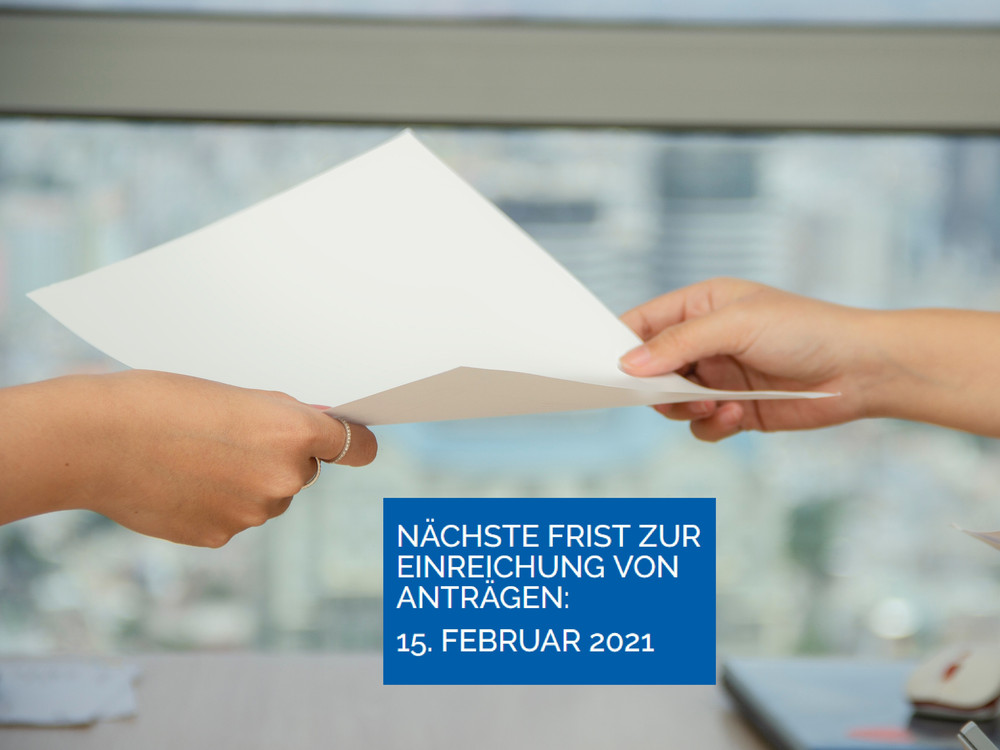 KI generiert: Das Bild zeigt zwei Hände, die sich ein weißes Blatt Papier reichen. Der Hauptinhalt des Bildes ist die Übergabe oder der Austausch eines Dokuments.