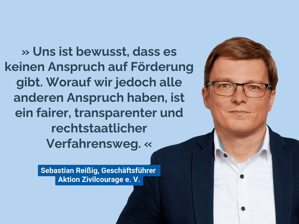 KI generiert: Das Bild zeigt ein Zitat von Sebastian Reißig, Geschäftsführer der Aktion Zivilcourage e.V., das sich für einen fairen, transparenten und rechtsstaatlichen Verfahrensweg einsetzt. Der Hauptinhalt des Bildes ist das Zitat, das die Bedeutung von Anspruch auf Förderung betont.