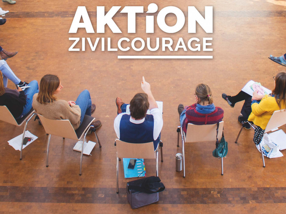 KI generiert: Das Bild zeigt mehrere Hände, die sich in der Mitte übereinanderlegen, was Symbol für Zusammenhalt und Teamwork ist. Der Hauptinhalt des Bildes ist die Darstellung von Einheit und Zusammenarbeit.