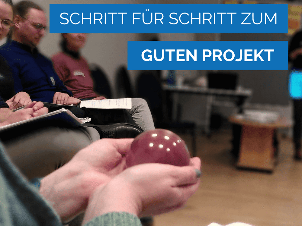 KI generiert: Das Bild zeigt eine Gruppe von Personen in einem Seminarraum, die auf Stühlen sitzen und Notizen machen, während eine Person vorne steht und präsentiert. Im Vordergrund ist ein Baby zu sehen, das auf dem Schoß einer Person sitzt.