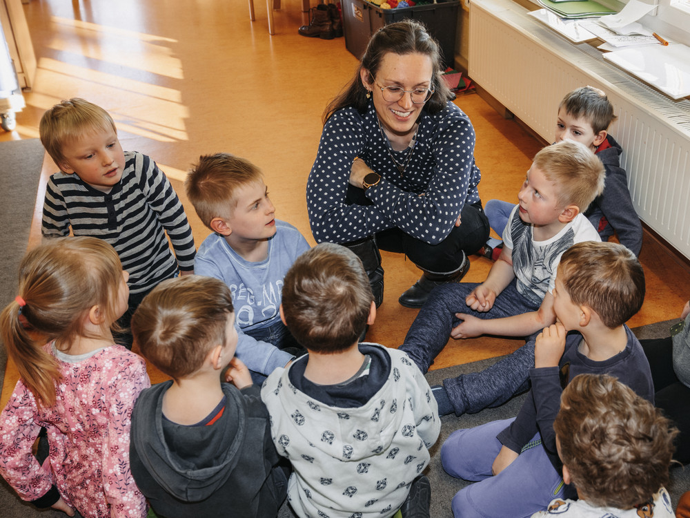 KI generiert: Das Bild zeigt eine bunte, handgezeichnete Mindmap mit dem zentralen Thema "Gemeinsam Stark". Im Mittelpunkt stehen einfache Figuren, die Hände halten, umgeben von verschiedenen Konzepten wie "sich vertrauen", "mit allen was machen" und "miteinander spielen".