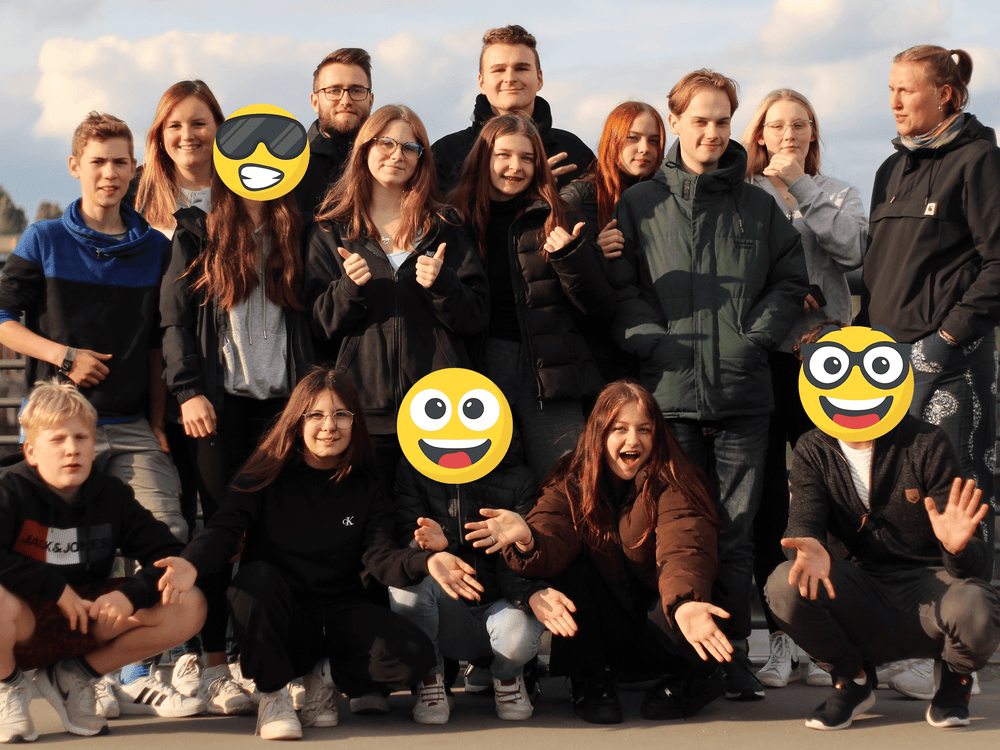 KI generiert: Das Bild zeigt eine Gruppe von Personen, die in einem Raum stehen und sich unterhalten. Der Hauptinhalt des Bildes ist eine soziale Interaktion oder ein Treffen.