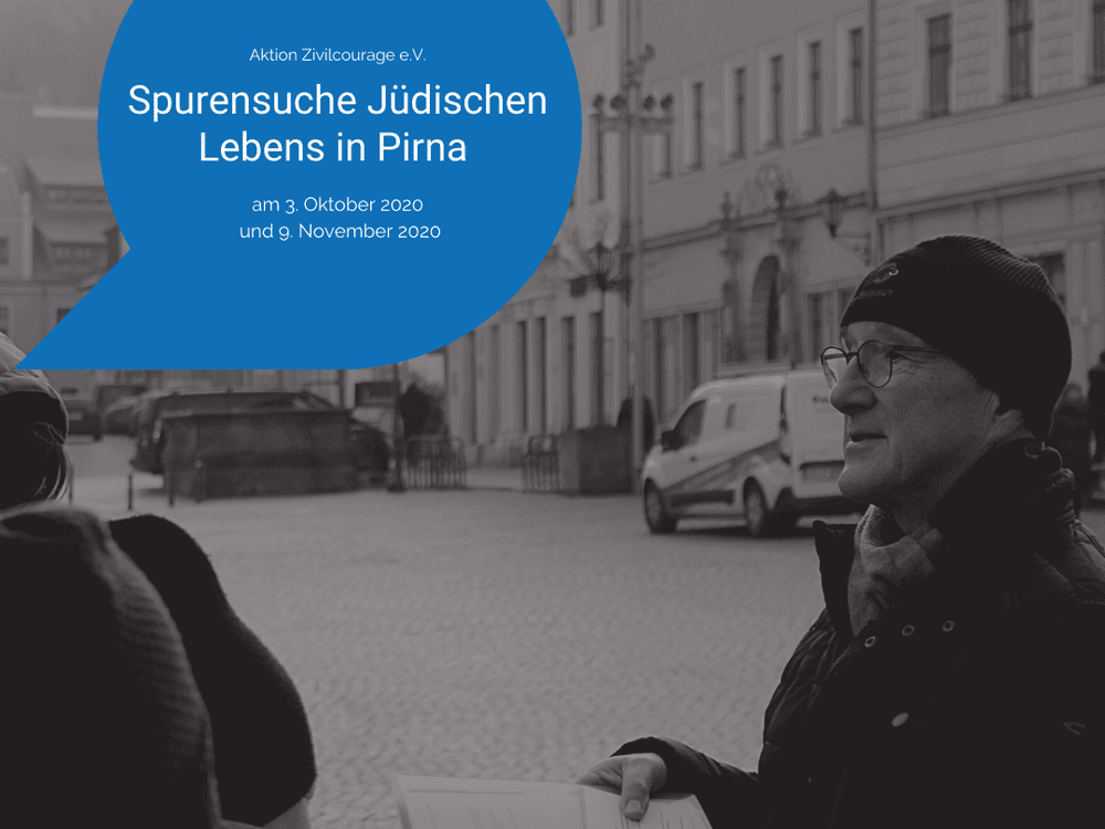 KI generiert: Das Bild zeigt eine Person, die auf einer Straße in Pirna sitzt und ein Buch oder eine Broschüre hält, während eine weitere Person ihr zuhört. Im Vordergrund ist eine blaue Sprechblase mit Informationen über die Suche nach jüdischen Lebensspuren in Pirna am 3. Oktober 2020 und 9. November 2020 zu sehen.