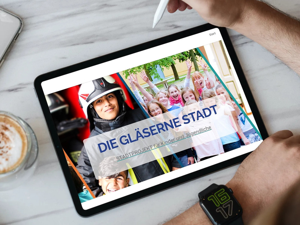 KI generiert: Das Bild zeigt eine Person, die ein Tablet hält, auf dem ein Projekt mit dem Titel "DIE GLÄSERNE STADT" für Kinder und Jugendliche angezeigt wird. Im Hintergrund sind Bilder von Kindern und einem Motorradfahrer zu sehen.