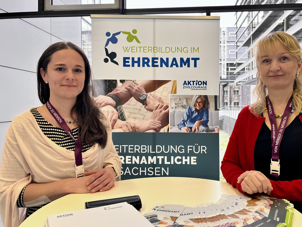KI generiert: Das Bild zeigt vier ältere Personen, die sich in einer Gruppe unterhalten und dabei lächelnd und nachdenklich wirken. Der Hauptinhalt des Bildes ist eine gesellige und kommunikative Situation unter Senioren.