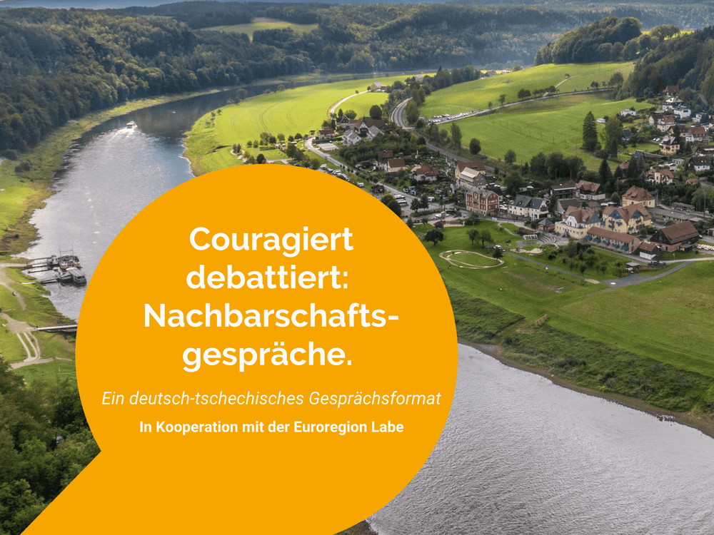 KI generiert: Das Bild zeigt eine malerische Landschaft mit einem Fluss, der sich durch eine grüne Talsohle schlängelt, umgeben von bewaldeten Hügeln und einem kleinen Dorf. Im Hintergrund ragen markante Felsformationen und Berge in den bewölkten Himmel.