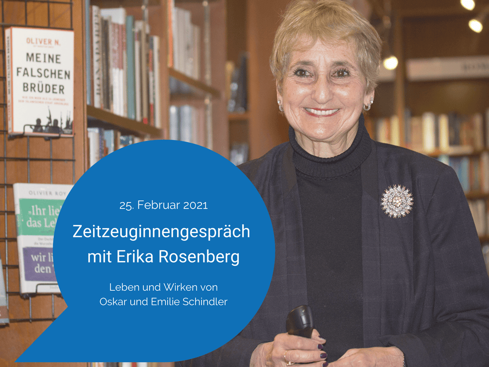 KI generiert: Das Bild zeigt eine lächelnde Frau in einem Buchladen oder einer Bibliothek, umgeben von Büchern und Regalen. Der Hauptinhalt des Bildes ist die Frau, die vor einem Regal mit verschiedenen Büchern steht.