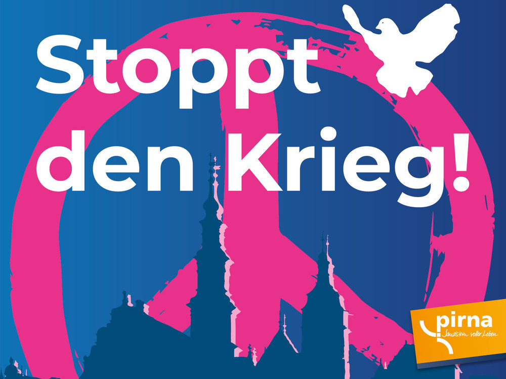 KI generiert: Das Bild zeigt einen Ausschnitt eines Plakats mit dem Hashtag "#PirnafürFrieden" und dem Slogan "auf der Welt und in unseren Herzen!". Der Hauptinhalt des Bildes ist eine Friedensbotschaft, die sowohl global als auch persönlich verstanden werden soll.