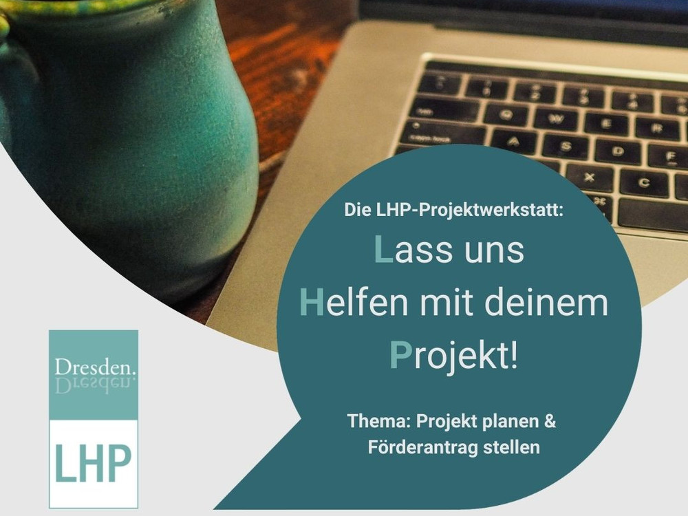 KI generiert: Das Bild zeigt einen Laptop mit einer laufenden Videokonferenz auf dem Bildschirm und eine grüne Tasse daneben. Der Hauptinhalt des Bildes ist die Darstellung einer virtuellen Besprechung oder eines Online-Meetings.