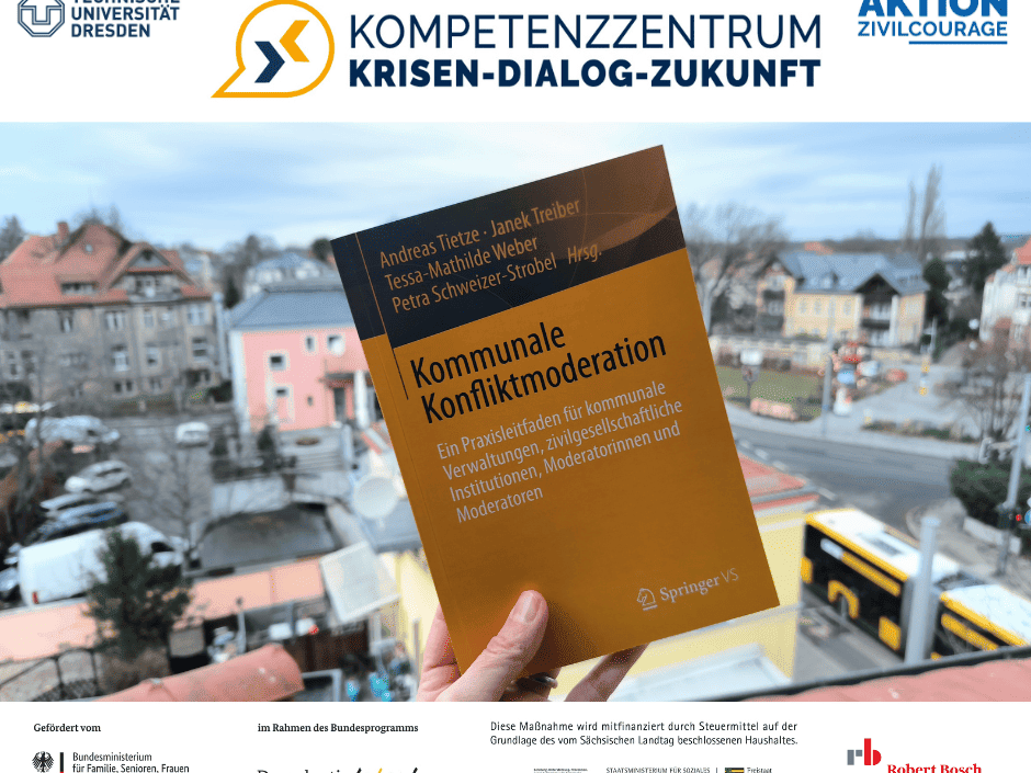 KI generiert: Das Bild zeigt ein Buch mit dem Titel "Kommunale Konfliktmoderation" von Andreas Flietner, Tessa-Mathilde Weber und Petra Schweizer-Strobel, das vor einer verschneiten Stadtlandschaft mit Häusern und einer Straße liegt. Der Hauptinhalt des Bildes ist das Buch, das sich mit kommunaler Konfliktmoderation in Verwaltungen, zivilgesellschaftlichen Institutionen und Unternehmen befasst.