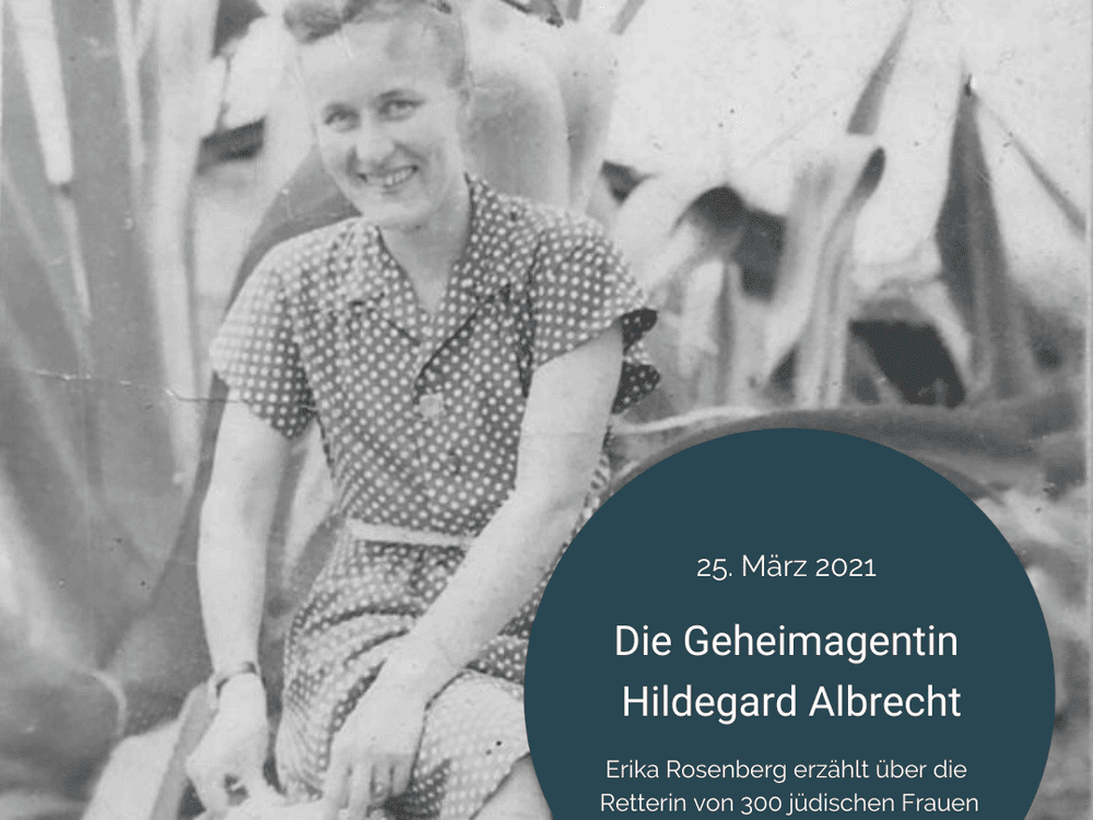 KI generiert: Das Bild zeigt eine lächelnde ältere Frau in einer Buchhandlung oder Bibliothek, umgeben von Regalen voller Bücher. Im Vordergrund sind einige Bücher mit lesbaren Titeln zu sehen, darunter "Meine falschen Brüder" von Oliver Storz.