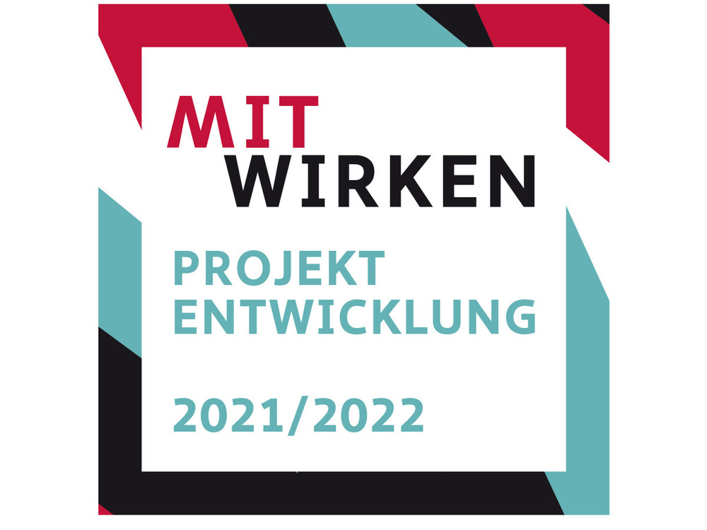 KI generiert: Das Bild zeigt eine Gruppe von Personen, die alle Gesichtsmasken tragen und in einem Innenraum stehen. Im Vordergrund halten einige Personen ein Mikrofon, was darauf hindeutet, dass sie möglicherweise an einer Veranstaltung oder Diskussion teilnehmen.