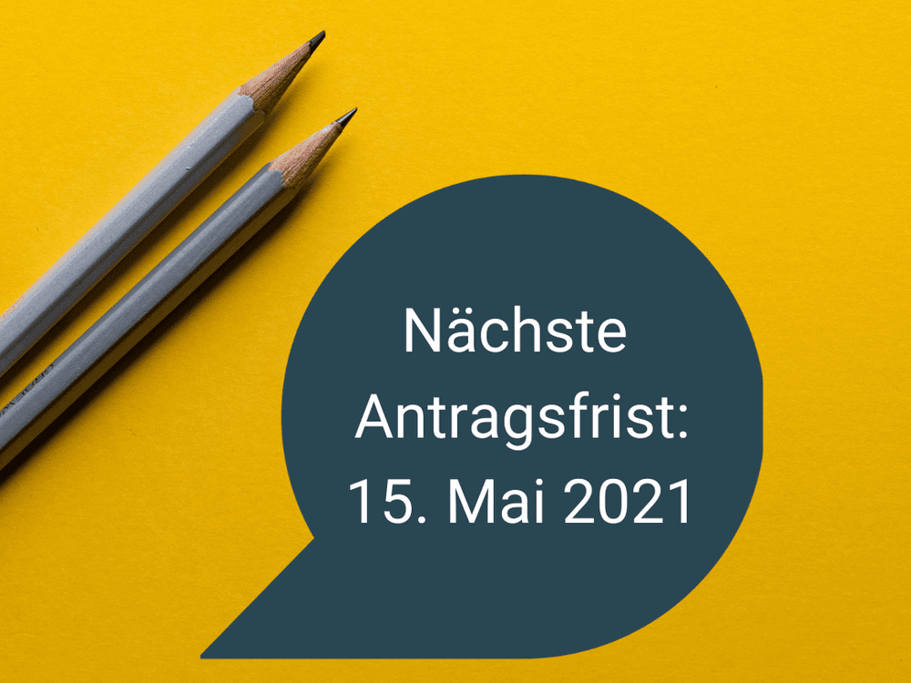 KI generiert: Das Bild zeigt einen Ausschnitt mit einem Stift auf gelbem Hintergrund und einem blauen Kreis, in dem der Text "Nächste Antragsfrist: 15. Mai 2021" steht. Der Hauptinhalt des Bildes ist die Ankündigung der nächsten Antragsfrist am 15. Mai 2021.