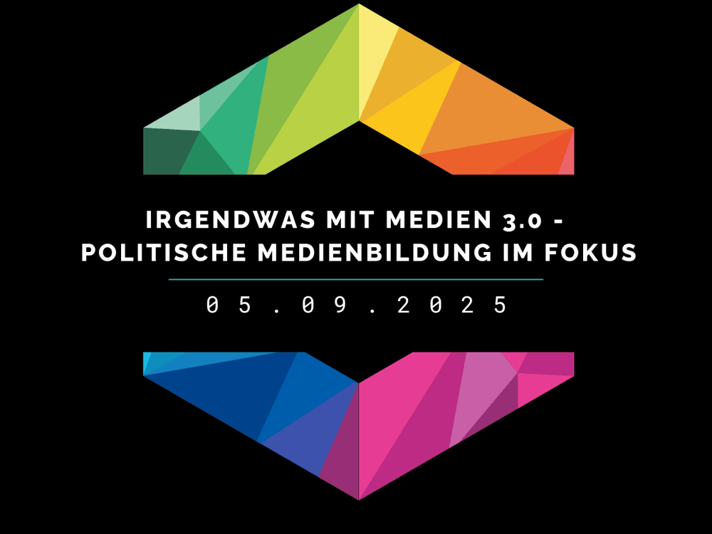 KI generiert: Das Bild zeigt ein Logo mit einem farbenfrohen, geometrischen Design, das einem Haus oder einer Pyramide ähnelt. Der Text darunter lautet "IRGENDWAS MIT MEDIEN 3.0 - POLITISCHE MEDIENBILDUNG IM FOKUS" und das Datum "05.09.2025".