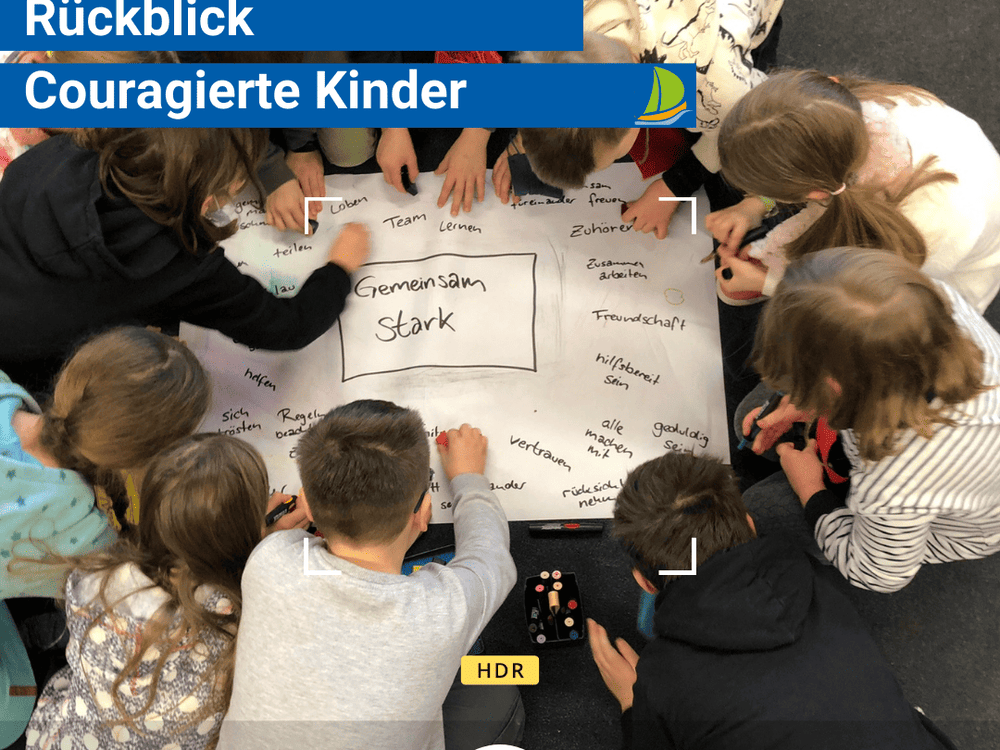 KI generiert: Das Bild zeigt eine Gruppe fröhlicher Kinder, die gemeinsam mit einer Erwachsenen in einem hellen Raum stehen und ihre Hände in die Luft strecken. Im Hintergrund sind zwei Puppen an der Wand zu sehen.