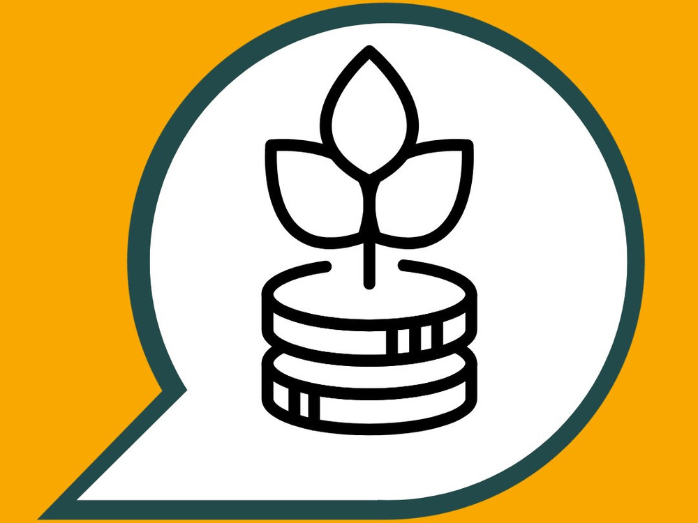 KI generiert: Das Bild zeigt ein Logo mit einem stilisierten Baum, der auf einem Stapel Münzen wächst, innerhalb eines Sprechblasen-Symbols. Daneben steht das Logo des "Stadtteile-Netzwerk Dresden" mit einer stilisierten Karte von Dresden.