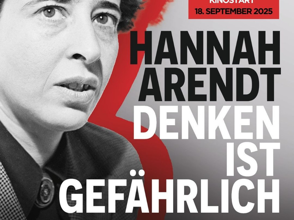 KI generiert: Das Bild zeigt eine schwarz-weiße Nahaufnahme von Hannah Arendt mit einem Text, der ihren Namen und den Titel "DENKEN IST" enthält. Im oberen rechten Bereich steht "KINOSTART 18. SEPTEMBER 2025".
