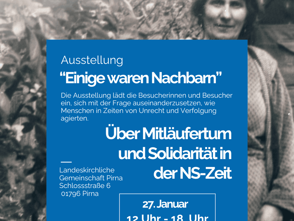 KI generiert: Das Bild zeigt eine Ausstellung mit dem Titel "Einige waren Nachbarn", die sich damit beschäftigt, wie Menschen in Zeiten von Unrecht und Verfolgung handeln. Im Vordergrund sind ein blaues Schild mit dem Ausstellungstitel und ein schwarzes Kleidungsstück zu sehen.