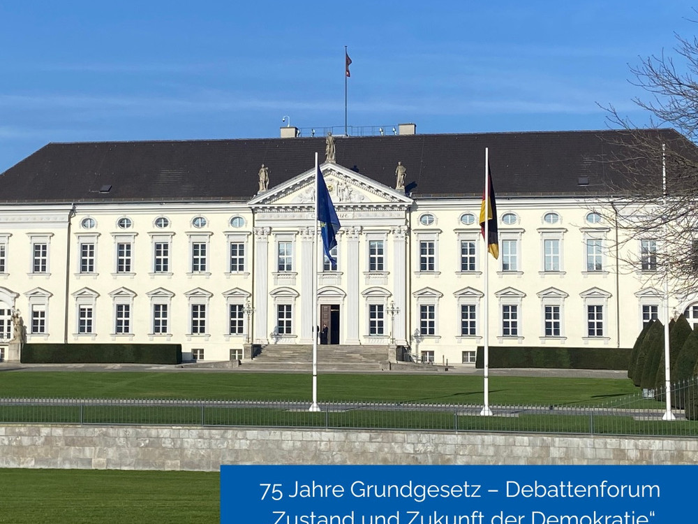 KI generiert: Das Bild zeigt eine Gruppe von Personen, die in einem Raum mit klassischer, eleganter Einrichtung sitzen und einer Veranstaltung oder Präsentation zu folgen scheinen. Der Hauptinhalt des Bildes ist eine formelle Zusammenkunft oder ein Meeting.