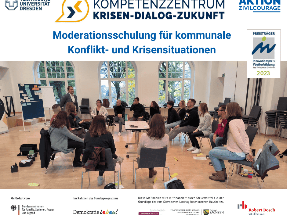 KI generiert: Das Bild zeigt eine Gruppe von Personen, die in einem hellen Raum mit großen Fenstern an einem Workshop oder einer Besprechung teilnehmen. Im Vordergrund sitzen einige Teilnehmer auf Stühlen, während andere auf dem Boden sitzen und Notizen machen oder zuhören.