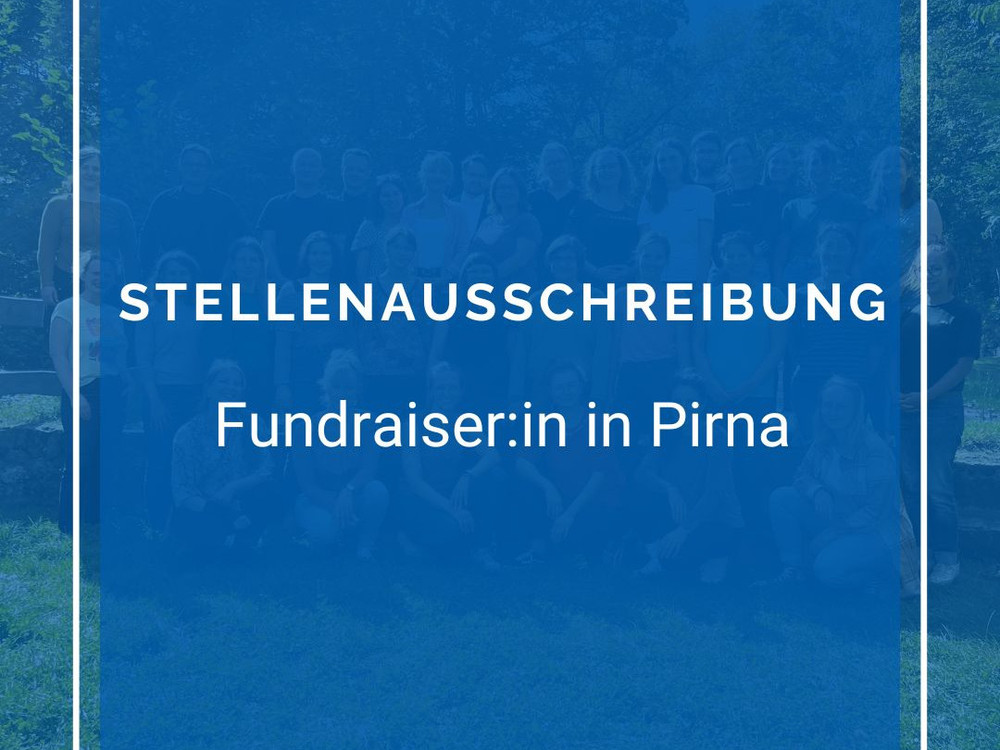 KI generiert: Das Bild zeigt eine Gruppe von Menschen, die draußen auf einem Rasen stehen und posieren. Im rechten Teil des Bildes steht ein Text auf Deutsch: "Demokratieförderung braucht Herz, Haltung und gute Ideen." sowie ein Aufruf "JOIN OUR TEAM" mit einem Megafon-Symbol.