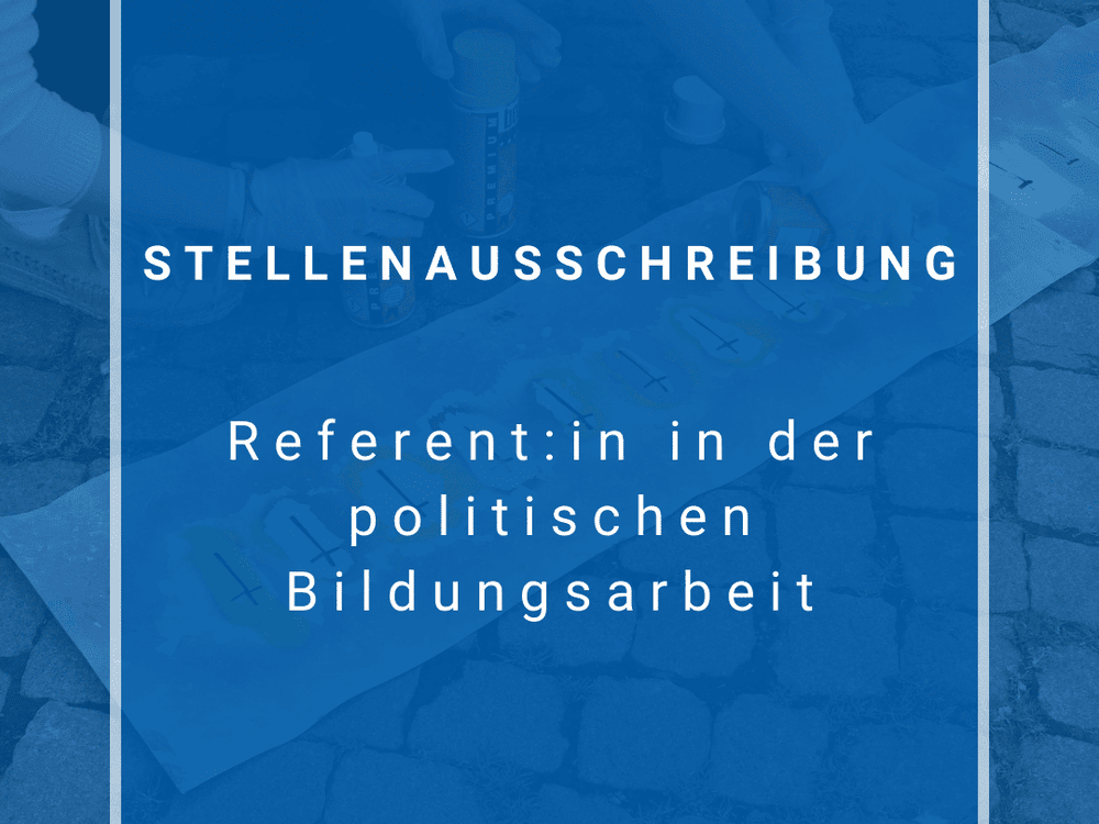 KI generiert: Das Bild zeigt eine Person, die mit einer Spraydose auf einem großen, auf dem Boden liegenden Blatt Papier Graffiti sprüht. Der Hauptinhalt des Bildes ist das Erstellen von Street Art oder Graffiti auf Papier.