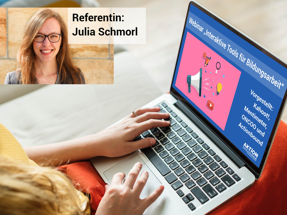 KI generiert: Das Bild zeigt eine Person, die auf einem Laptop arbeitet, während ein Webinar über "Interaktive Tools für Bildungsarbeit" auf dem Bildschirm läuft. Im Bild ist auch ein Foto von Julia Schmorl mit der Beschriftung "Referentin: Julia Schmorl" zu sehen.