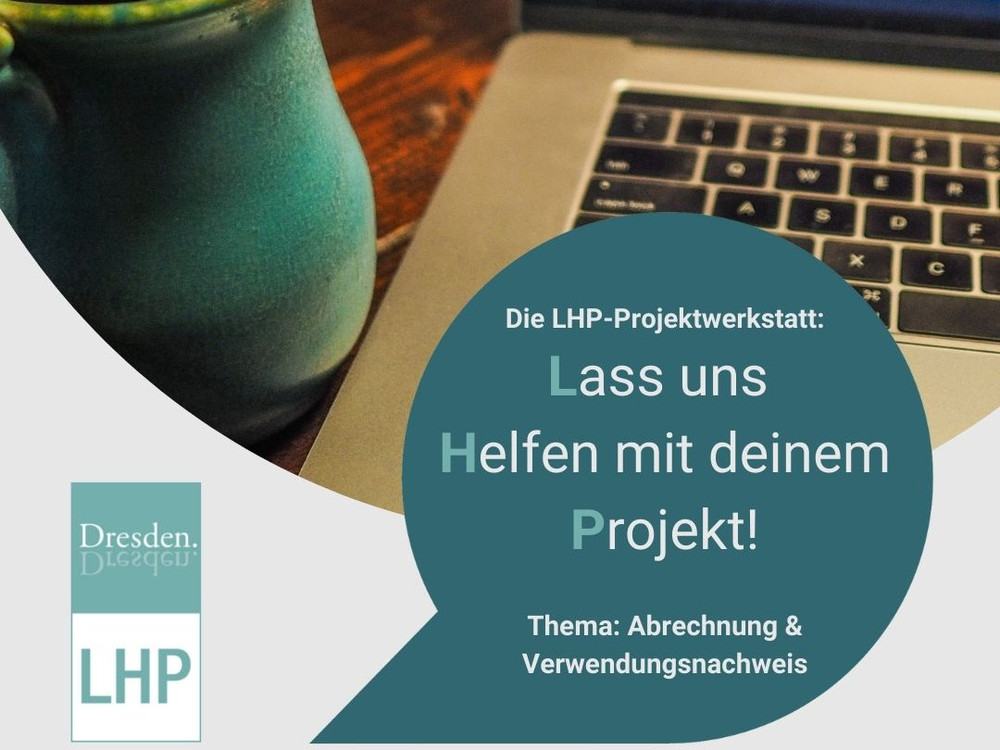 KI generiert: Das Bild zeigt einen Laptop mit einer laufenden Videokonferenz auf dem Bildschirm, bei der mehrere Personen in kleinen Fenstern zu sehen sind. Im Vordergrund steht eine grüne Keramik-Tasse.