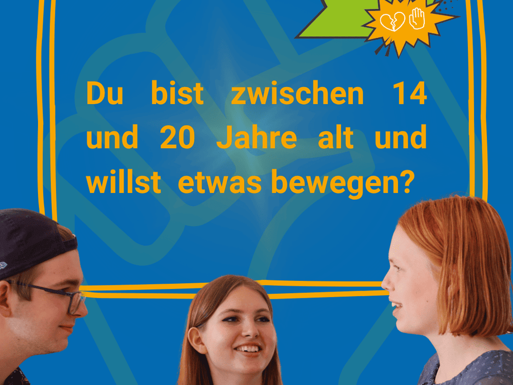KI generiert: Das Bild zeigt eine Person, die ein grünes Schild mit der Aufschrift "MEIN PEER-WORKSHOP" und "NUR KRASSE!" hält. Im Vordergrund ist eine weitere Person mit einer Tüte zu sehen, auf der teilweise "RITA" zu lesen ist.