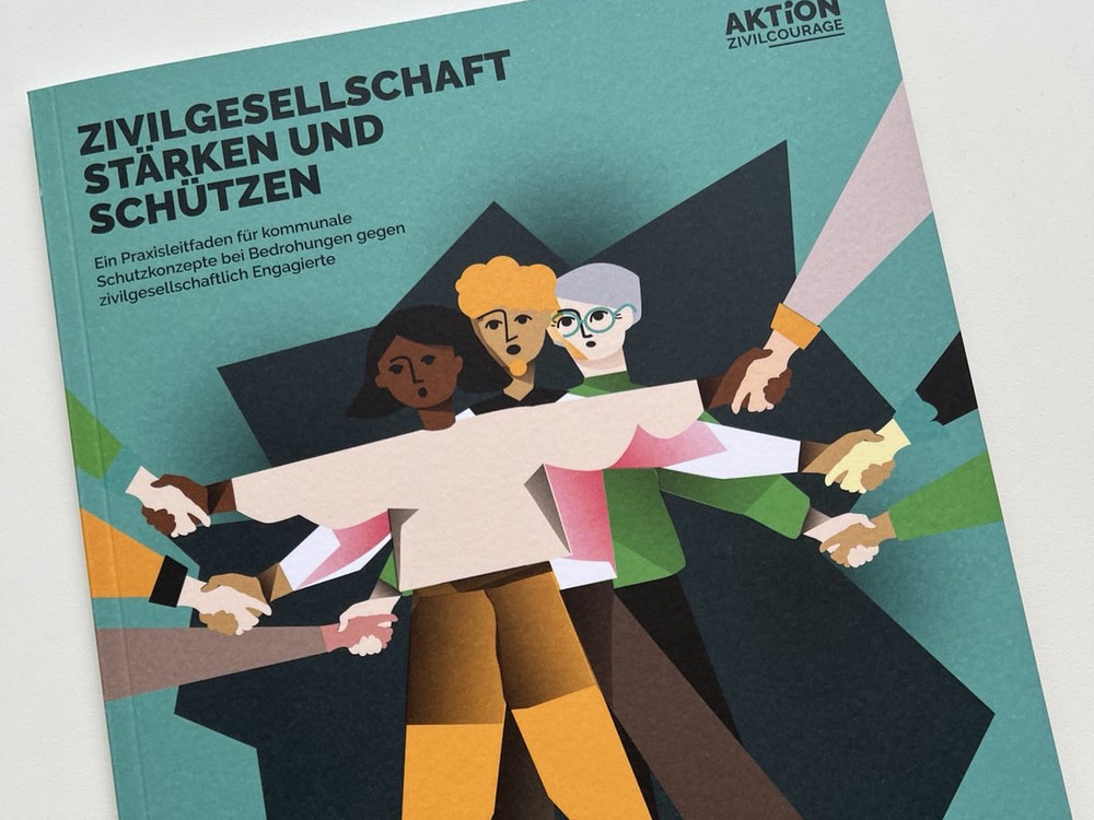 KI generiert: Das Bild zeigt das Cover eines Buches mit dem Titel "Zivilgesellschaft stärken und schützen" von "Aktion Zivilcourage". Es enthält eine Illustration von vier Personen, die sich an den Händen halten, was Gemeinschaft und Solidarität symbolisiert.