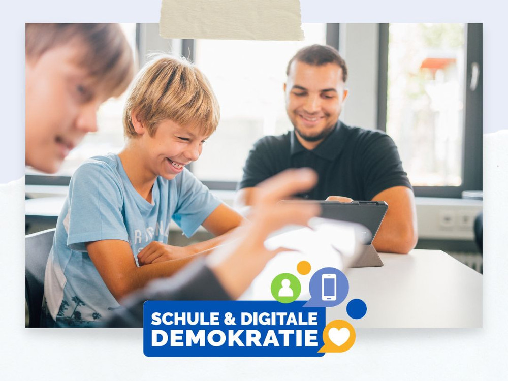 KI generiert: Das Bild zeigt eine Gruppe von Jugendlichen, die in einem Raum sitzen und sich unterhalten. Der Hauptinhalt des Bildes ist eine soziale Interaktion zwischen den Jugendlichen, die möglicherweise eine Diskussion oder ein Gespräch führen.