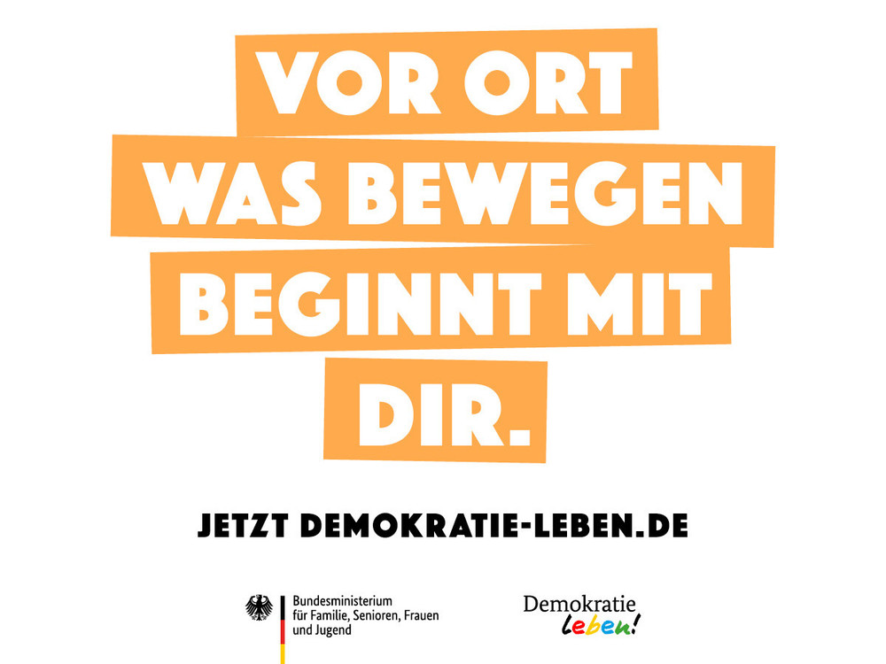 KI generiert: Das Bild zeigt eine Nahaufnahme von gelben Tulpenblüten im Sonnenlicht. Im Hintergrund ist das Logo der "Partnerschaft für Demokratie" mit den Standorten Sebnitz, Bad Schandau und Hohnstein zu sehen.