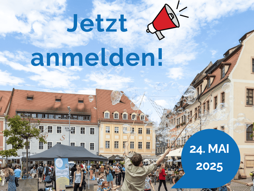 KI generiert: Das Bild zeigt eine lebendige Straßenveranstaltung in einer historischen Stadt mit farbenfrohen Gebäuden, bei der Menschen, darunter auch Kinder, Seifenblasen in die Luft pusten. Im Hintergrund sind Marktstände und eine fröhliche Menschenmenge zu sehen, die den Tag genießt.