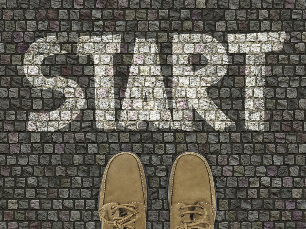 KI generiert: Das Bild zeigt eine Steinmauer, auf der das Wort "START" in großen, weißen Buchstaben zu sehen ist. Der Hauptinhalt des Bildes ist das Wort "START", das als motivierende Botschaft interpretiert werden kann.